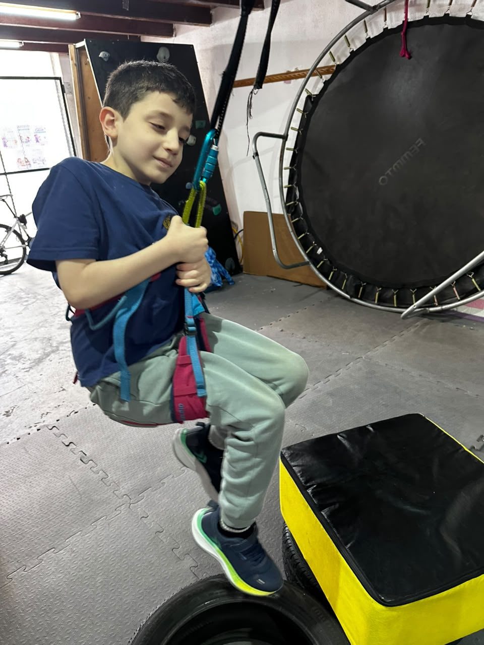 Chicos jugando en Rebotiin Rebotan